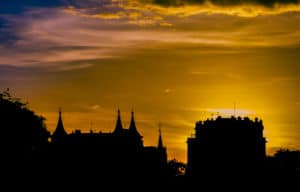 Sonnenuntergang über Dächern
